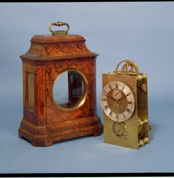 Marine tijdmeter, in een wortelnoten kast met draaggreep, messing wijzerplaat met verzilverde uurcirkel en secondenwijzer, door Henry Sully, ca. 1724